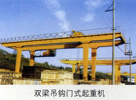 山东泰峰双梁吊钩门式起重机