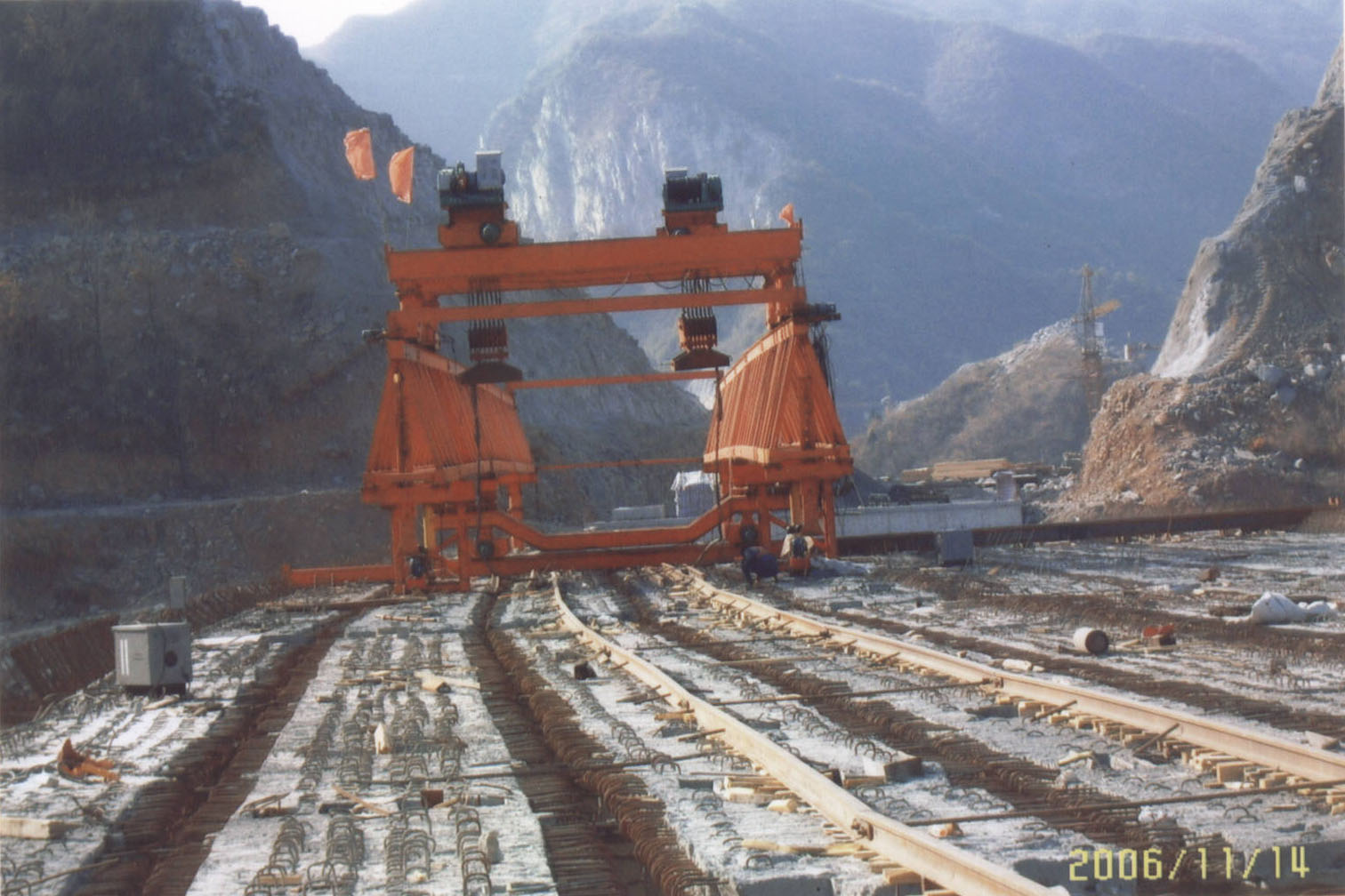 河南省中泉路桥40m/150t架桥机架下坡弯桥 40m/150t