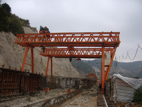 河南省中泉路桥60t门式起重机 60t
