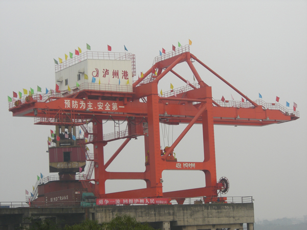 无锡华东重机:45t-17m轻型岸边集装箱起重机