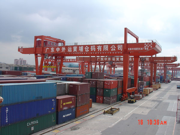 无锡华东重机: 45t/40m轨道式集装箱门式起重机
